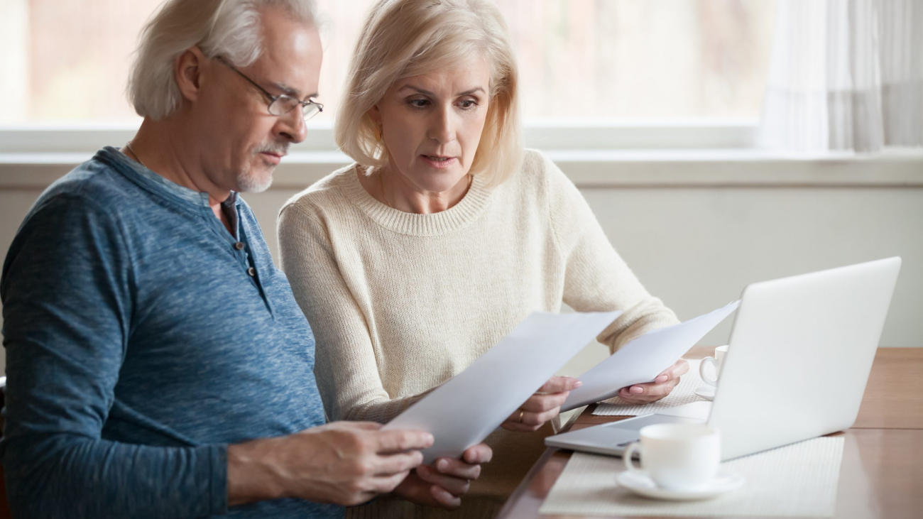 Serious worried senior couple calculating bills to pay or checking domestic finances stressed of debt, retired elderly old family reading documents concerned about loan bankruptcy money problems